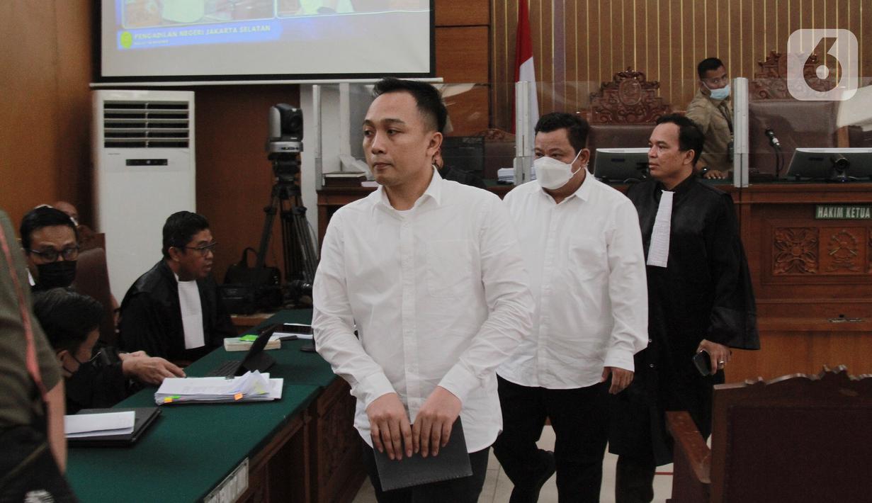 Terdakwa Ricky Rizal dan Kuat Ma'ruf menjalani sidang lanjutan pemeriksaan saksi kasus pembunuhan berencana Brigadir Yosua Hutabarat atau Brigadir J di Pengadilan Negeri Jakarta Selatan, Senin (7/11/2022). Tiga terdakwa yaitu, Richard Eliezer Pudihang Lumiu atau Bharada E, Ricky Rizal, dan Kuat Ma'ruf dihadirkan bersama dalam persidangan hari ini. (Liputan6.com/Johan Tallo)