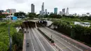 Suasana jalan tol yang sepi pada hari pertama pemberlakuan lockdown di Kota Ho Chi Minh di Kota Ho Chi Minh, Vietnam, Jumat (9/7/2021). Lockdown dua minggu sebagai tindakan pencegahan untuk menghentikan penyebaran kasus virus Covid-19 akibat lonjakan yang terus meningkat. (AFP/Huu Khoa)