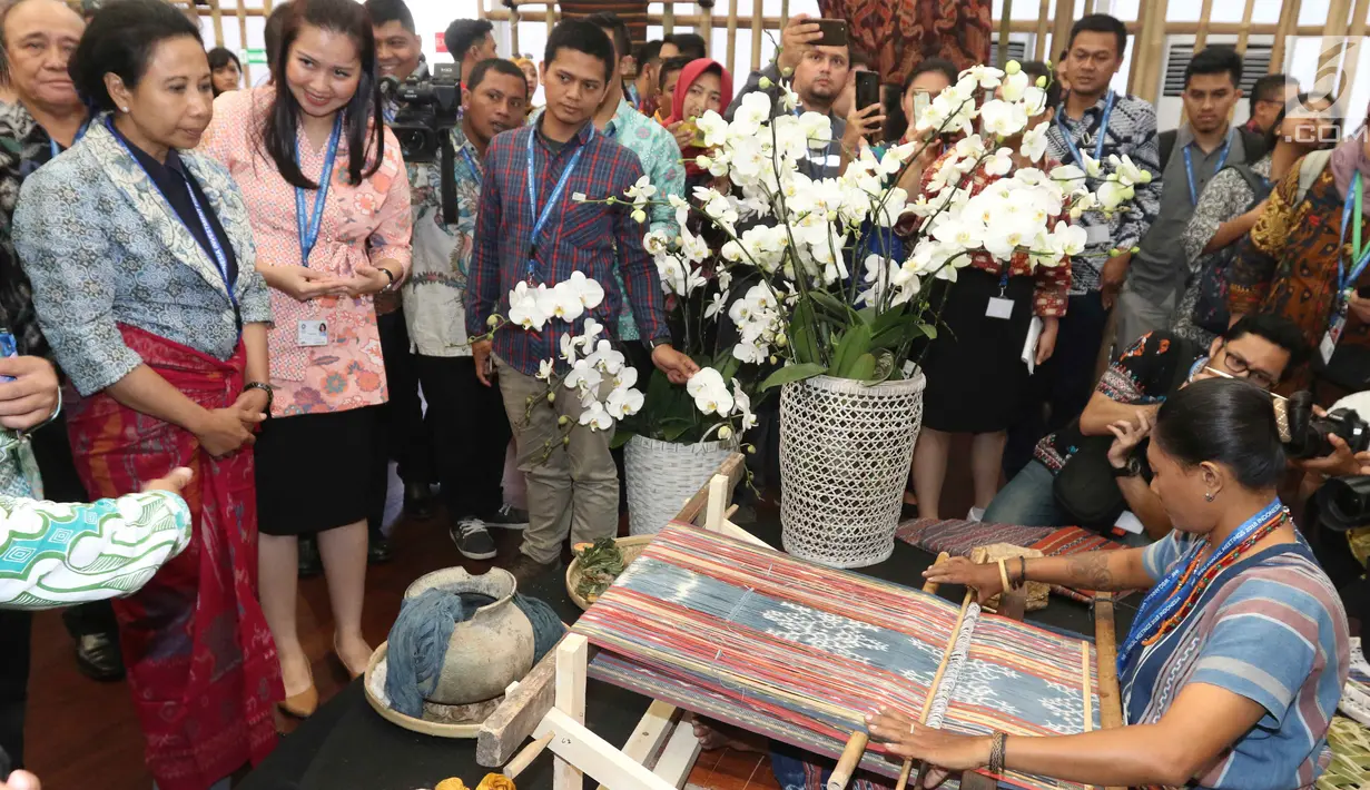 Menteri BUMN Rini Soemarno mengunjungi stand milik perusahaan BUMN selama IMF-WB 2018, Bali, Selasa (9/10). Sekitar 150 UMKM dari 64 kab/kota diseluruh Indonesia ambil bagian di acara tersebut. (Liputan6.com/Angga Yuniar)