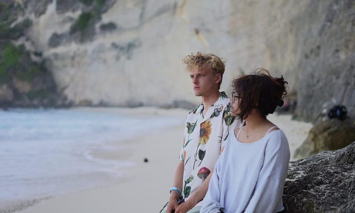 Kalau di postingan sebelumnya, Cinta menuliskan "Suka setiap detik yang aku habiskan denganmu", di unggahan ini ia menambah caption "dengan silly guy".<br>