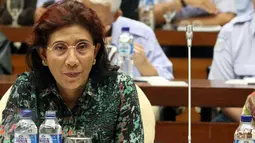 Menteri Kelautan dan Perikanan Susi Pudjiastuti menghadiri Rapat Kerja (Raker) dengan Komisi IX DPR di Kompleks Parlemen, Senayan, Jakarta, (3/3). Raker tersebut membahas pendapat akhir mini sikap akhir fraksi dan presiden. (Liputan6.com/JohanTallo)