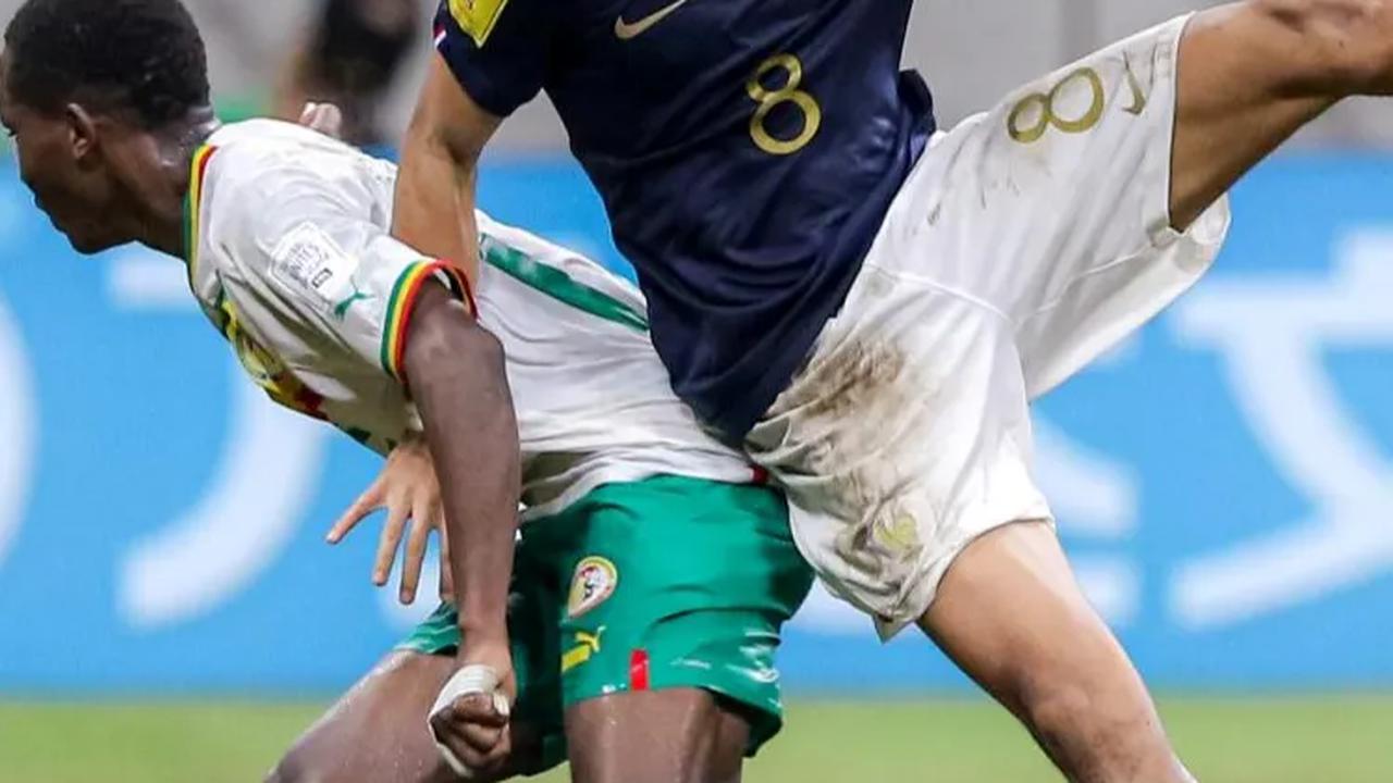 Duel antara pemain Prancis U-17 dengan Senegal U-17 yang cukup sengit di babak 16 Besar Piala Dunia U-17 2023 di Jakarta International Stadium (JIS).