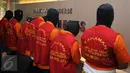 Sejumlah tersangka ikut hadir dalam rilis kasus sepanjang tahun 2016, Jakarta, Jumat (30/12). Sepanjang 2016, Ditreskrimsus Polda Metro Jaya menangani 1.627 kasus pidana. (Liputan6.com/Gempur M Surya) 