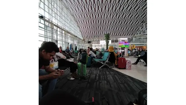 Liburan Akhir Tahun, Ini 6 Potret Bandara di Indonesia Penuh Sesak Orang