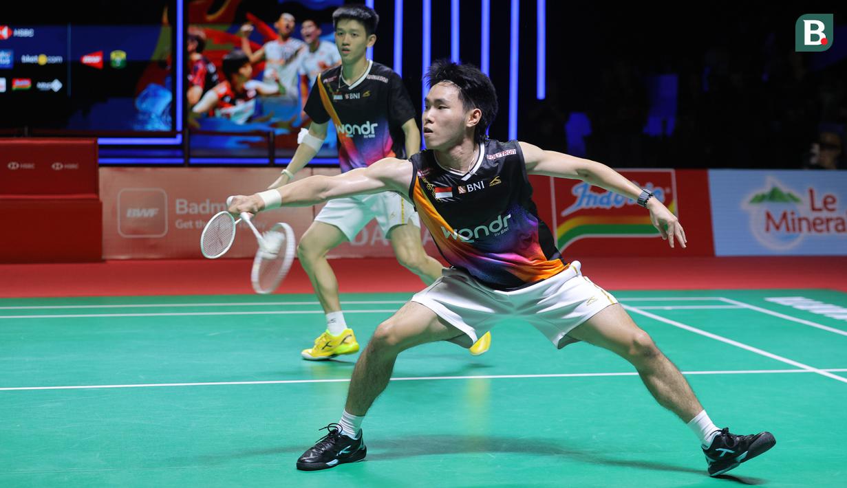 Pebulu tangkis ganda putra Indonesia, Nikolaus Joaquin/Raymond Indra berusaha mengembalikan kok ke pasangan Malaysia, Goh Sze Fei/Nur Izzuddin dalam laga final Indonesia Masters 2026 di Istora, Senayan, Jakarta, Minggu (25/01/2026). (Bola.com/Bagaskara Lazuardi)