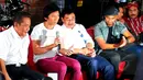 Badan Narkotika Nasional (BNN) manyambangi markas group Band Slank di Gang Potlot, Jakarta, Selasa (17/3/2015). Kedatangan BNN untuk berdiskusi tentang Indonesia Darurat Narkoba dengan band legendaris tersebut. (Liputan6.com/Yoppy Renato)