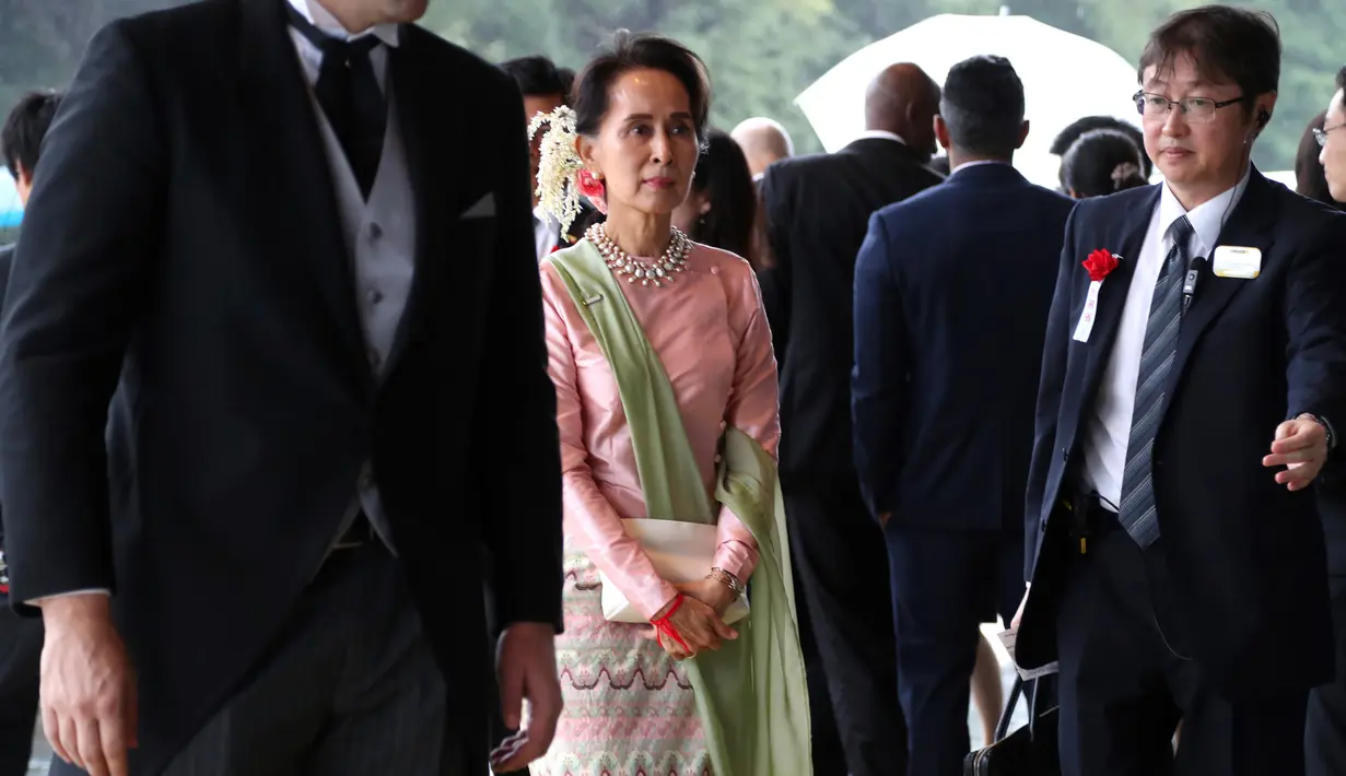 Pemimpin Myanmar Aung San Suu Kyi (tengah) tiba untuk menghadiri upacara penobatan Kaisar Naruhito di Istana Kekaisaran, Tokyo, Jepang, Selasa (22/10/2019). Kaisar Jepang Naruhito akan menjalani rangkaian ritual penobatan resmi kekaisaran hari ini. (AP Photo/Koji Sasahara, Pool)