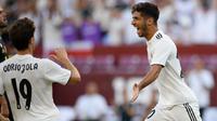 Gelandang Real Madrid Marco Asensio (kanan) berselebrasi dengan rekannya Alvaro Odriozola usai mencetak gol ke gawang Juventus pada pertandingan ICC 2018 di Landover, Md (4/8). Asensio mencetak dua gol dan mengantar Madrid menang 3-1. (AP Photo/Nick Wass)