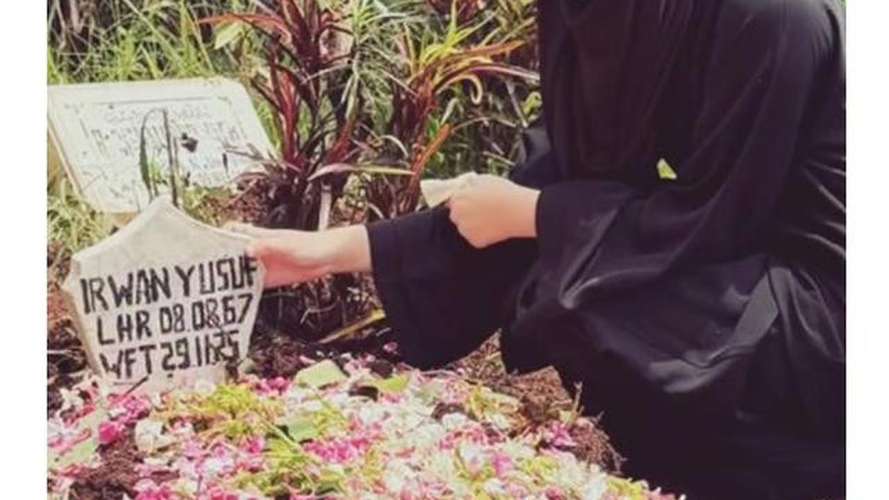6 Potret Pemakaman Ayah Marshanda di Malang, Sienna Turut Antar Kakek