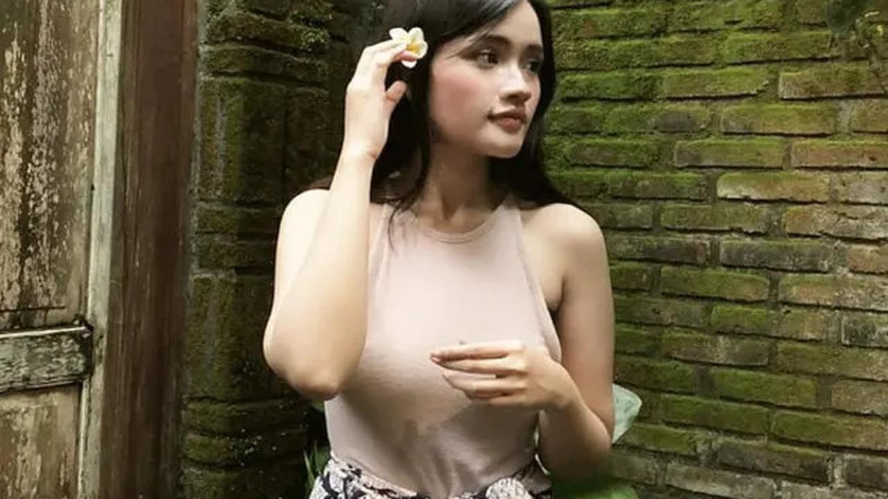 9 Gaya Fanny Soegi dengan Rok Batik, Anggun dan Kekinian