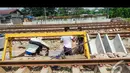 Penambahan tersebut dilakukan sehubungan dengan makin padatnya volume arus lalulitas kereta di  Stasiun Manggarai, Jakarta, Jumat (22/8/2014) (Liputan6.com/Faizal Fanani)