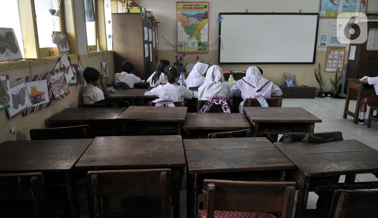 Deretan bangku kosong akibat banyak siswa tidak masuk sekolah di SDN Bukit Duri 11, Jakarta, Senin (6/1/2020). Sebagian siswa di sekolah ini mengenakan pakaian bebas dan sandal akibat seragam serta sepatu mereka hilang terbawa arus banjir. (merdeka.com/Iqbal S. Nugroho)