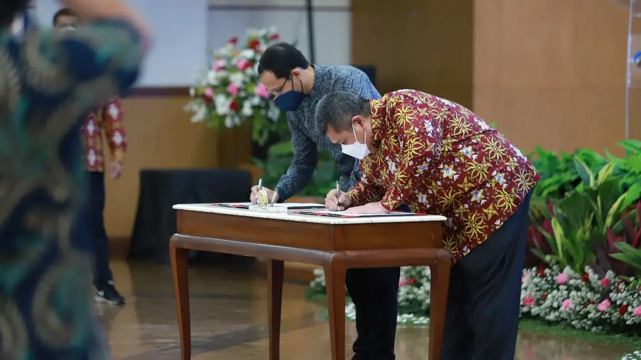 Penandatanganan nota kesepahaman antara Kepala BPKP Muhammad Yusuf Ateh dengan Menteri Pendidikan, Kebudayaan, Riset dan Teknologi Nadiem Makarim di Kantor Pusat BPKP, Jakarta Timur, Jumat (21/10/2022).