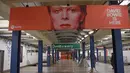 Instalasi seni yang memajang gambar David Bowie terlihat di stasiun kereta bawah tanah Broadway-Lafayette, New York City, 19 April 2018. Instalasi seni ini sebagai bagian promosi pameran "David Bowie" di Museum Brooklyn. (ANGELA WEISS/AFP)