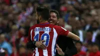 Yannick Ferreira-Carrasco merayakan gol ketiganya dengan pelatih Atletico Madrid Diego "Cholo" Simeone. (REUTERS/Sergio Perez)