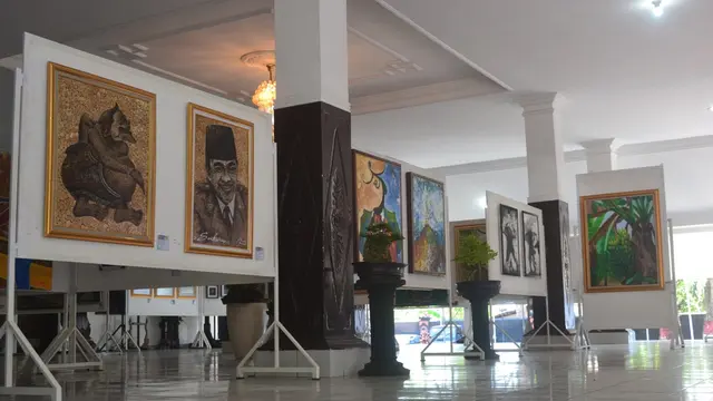 Pameran seni rupa, Blarak, memamerkan lukisan 40 seniman Purbalingga. (Foto: Liputan6.com/Galoeh Widura)