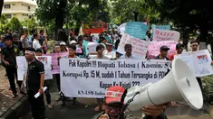 Ratusan massa dari LBH Masyarakat Toba Samosir berbondong-bondong mengepung Mabes Polri, Jakarta, Selasa (29/4/14). (Liputan6.com/Johan Tallo)