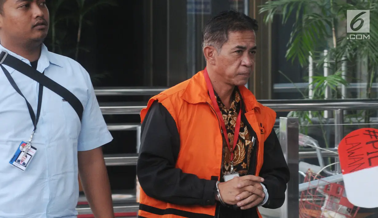 Bupati nonaktif Mesuji Khamami (kanan) tiba di Gedung KPK, Jakarta, Kamis (21/2).  Khamami akan menjalani pemeriksaan lanjutan terkait dugaan suap proyek infrastruktur di Kabupaten Mesuji. (Merdeka.com/Dwi Narwoko)