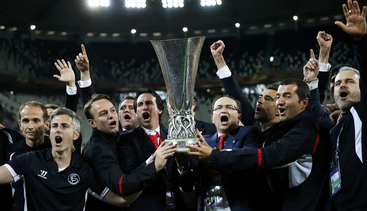 Pelatih Sevilla, Unai Emeri (ketiga dari kiri) mengangkat trofi Liga Europa usai mengalahkan Benfica melalui adu penalti di final Liga Europa, Turin, (15/4/2014). (REUTERS/Juan Medina)