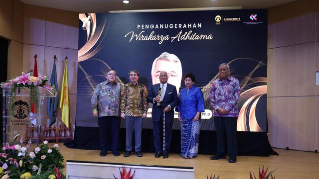 Fakultas Ekonomi dan Bisnis Universitas Indonesia (FEB UI) menganugerahkan penghargaan Wirakarya Adhitama kepada mantan Gubernur Bank Indonesia (BI) J. Soedradjad Djiwandono. Dok UI