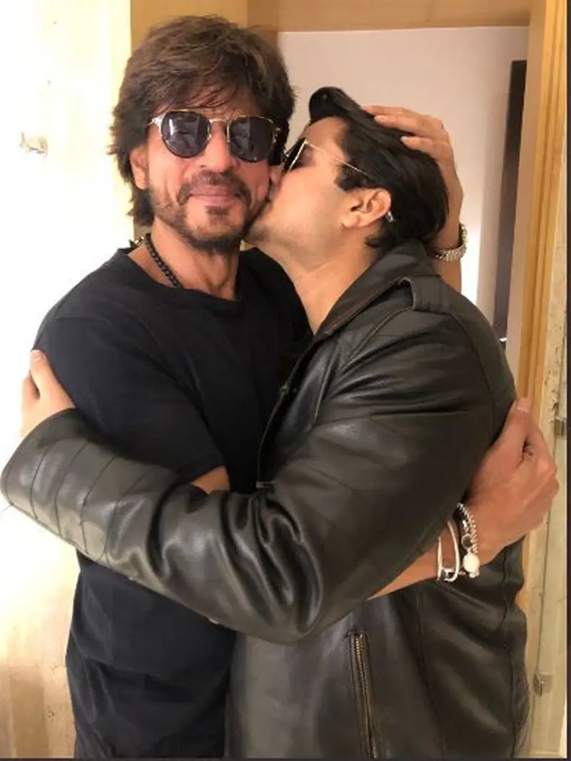 Shah Rukh Khan Tersenyum Simpul Dicium Pipi oleh Penggemar Pria di Jam 2 Pagi