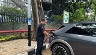 Penggunaan SPKLU PLN EYE tipe pole mounted charging, di kantor PLN di jalan KS Tubun, Jakarta Barat yang sudah beroperasi dan siap melayani pengguna electric vehicle.Foto; PLN