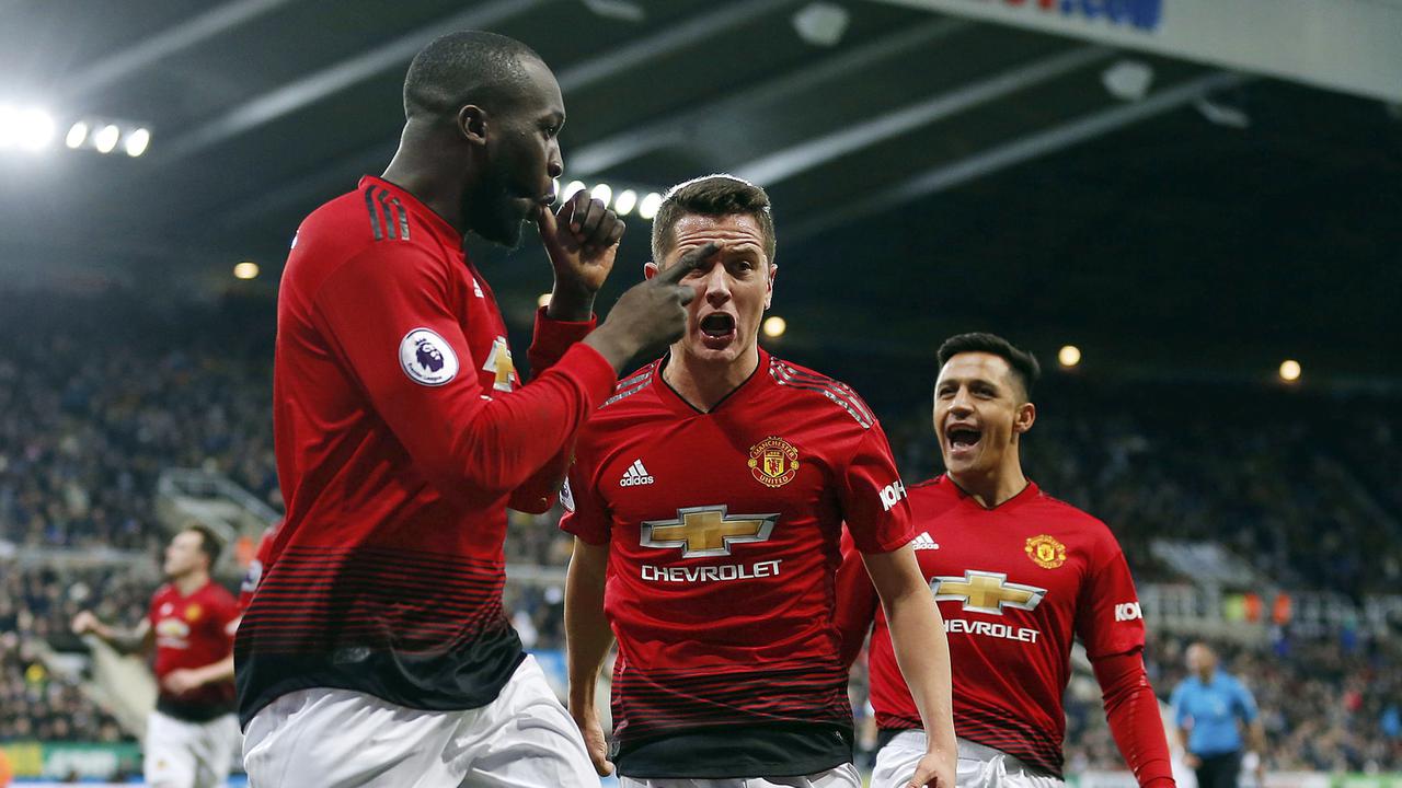 Striker Manchester United, Romelu Lukaku, merayakan gol yang dicetaknya ke gawang Newcastle pada laga Premier League di Stadion St James Park, Newcastle, Rabu (2/1). Newcastle kalah 0-2 dari MU. (AP/Owen Humphreys)