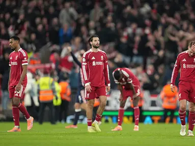 Ekspresi kecewa para pemain Liverpool setelah kalah 1-4 dari PSV dalam laga Liga Champions 2025/2026 di Anfield, Liverpool, Rabu (26/11/2025) waktu setempat. (AP Photo/Jon Super)
