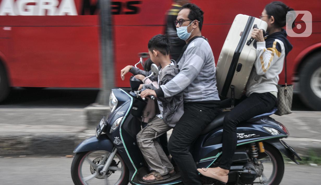 Aktivitas para pemudik di terminal berjalan dengan lancar, aman, dan terkendali. (merdeka.com/Iqbal S Nugroho)