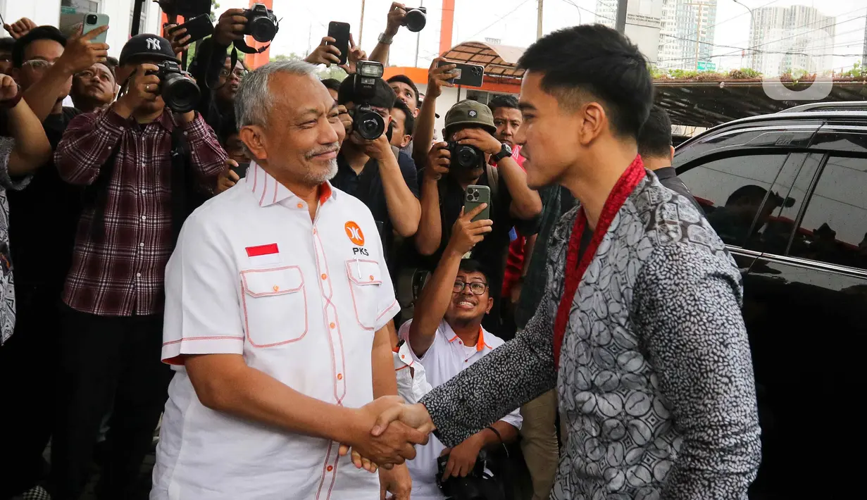 Presiden PKS Ahmad Syaikhu (kiri) menyambut Ketua Umum PSI Kaesang Pangarep (kanan) saat tiba di Kantor DPP PKS, Jakarta, Senin (8/7/2024). (Liputan6.com/Herman Zakharia)