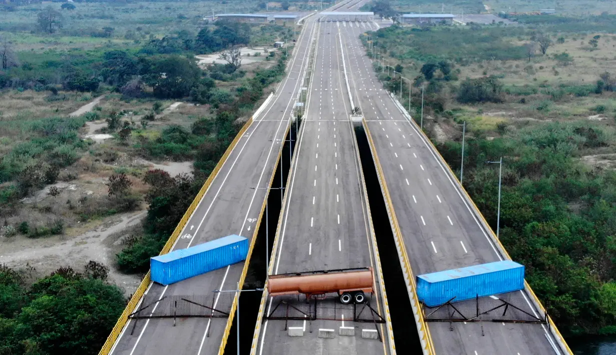 Pasukan militer Venezuela memblokir perbatasan dengan Kolombia di Jembatan Tienditas, Cucuta, Kolombia, Rabu (6/2). Militer memblokade Jembatan Tienditas menggunakan sebuah tanker bahan bakar dan dua kontainer. (EDINSON ESTUPINAN / AFP)