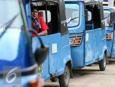 Antrian bajaj BBG saat hendak mengisi bahan bakar di mobile refueling unit (MRU) di kawasan Waduk Pluit, Jakarta, Selasa (16/2/2016). PT Perusahaan Gas Negara (PGN) berencana membangun 60 unit SPBG hingga 2019. (Liputan6.com/Yoppy Renato)