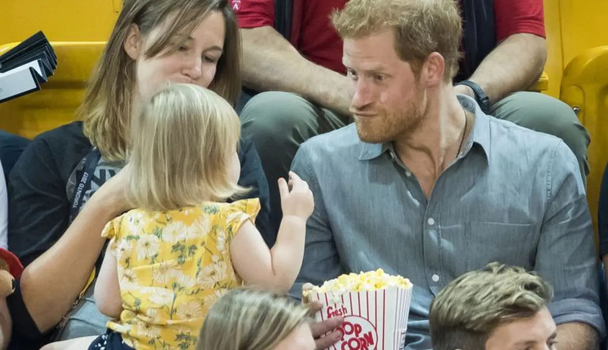 Ini bukan pertama kalinya Pangeran Harry melakukan hal yang menggemaskan pada anak kecil. (Getty Images/Cosmopolitan)