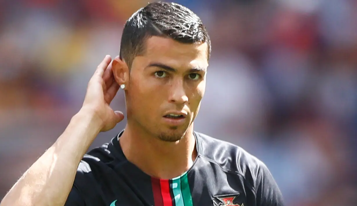 Cristiano Ronaldo melakukan pemanasan sebelum pertandingan melawan Maroko pada grup B Piala Dunia 2018 di Stadion Luzhniki di Moskow, Rusia, (20/6). Pemain Real Madrid ini tampil beda dengan berjenggot. (AP Photo / Matthias Schrader)