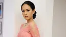 Melalui akun Instagram pribadinya, Maudy Ayunda cukup sering mengunggah foto saat mengenakan kebaya. Kali ini ia tampil menawan dengan kebaya berwarna merah muda. Rambut yang disanggul membuatnya terlihat cantik.(Liputan6.com/IG/@maudyayunda)