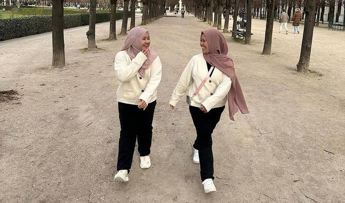 Lantaran sering mengenakan outfit yang sama saat berpergian ke luar negeri, Lala dan Sus Rini disebut kembar.<br>