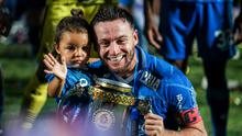 Selebrasi gelandang Persib Bandung, Marc Klok dengan trofi juara bersama sang putri, Sage Luan Klok dalam perayaan gelar juara Championship Series BRI Liga 1 2023/2024 setelah mengalahkan Madura United 3-1 pada laga final leg kedua di Stadion Gelora Bangkalan, Madura, Jumat (31/5/2024). (Bola.com/Bagaskara Lazuardi)