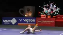 Pebulutangkis Prancis, Delphine Delrue, berusaha mengembalikkan kok saat melawan Thailand, Dechapol Puavaranukroh/Supissara Paewsampran pada laga final Indonesia Open 2025 di Istora Gelora Bung Karno, Senayan, Jakarta, Minggu (8/6/2025). Wakil Prancis itu menang dengan skor skor 21-16, 21-18. (Bola.com/M Iqbal Ichsan)