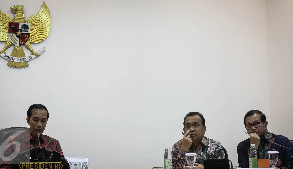 Presiden Jokowi (kiri) saat memimpin rapat terbatas di Kantor Presiden, Jakarta, Selasa (29/3/2016). Rapat membahas percepatan pembangunan Light Rail Transit (LRT) di Jabodetabek dan Palembang dalam rangka Asian Games ke-18. (Liputan6.com/Faizal Fanani)