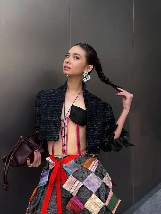 <p>Penampilan Yuki Kato saat menghadiri JFW 2025 untuk menonton presentasi Cita Tenun Indonesia benar-benar mencuri perhatian dengan gaya yang edgy dan unik. [@yukikt].</p>