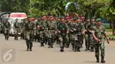 Pasukan gabungan TNI-Polri mengarak replika tandu Jenderal Sudirman memasuki areal Stadion GBK, Jakarta, Jumat (22/1/2016). Puncak peringatan HUT ke 100 Jenderal Sudirman akan dipusatkan di Stadion GBK Jakarta. (Liputan6.com/Helmi Fithriansyah)