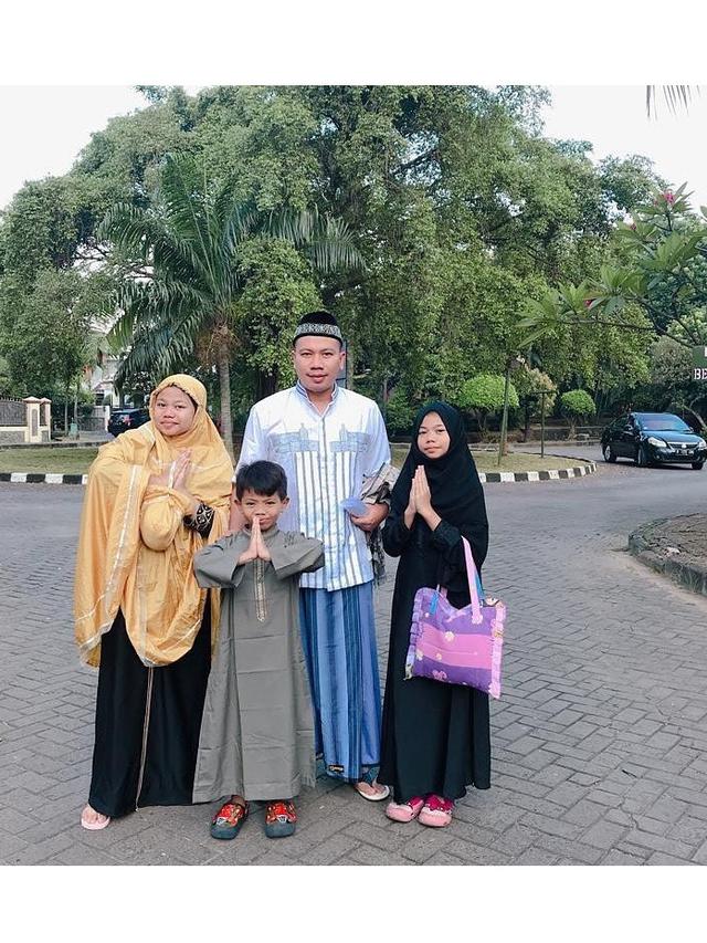 Tulis Pesan Menyentuh Buat Anak, Ini 6 Momen Manis Vicky dengan Ketiga Buah Hatinya