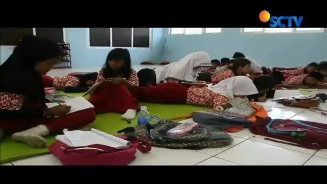 Siswa SDN Ciadeg 5 Bogor ini terpaksa belajar di lantai karena bangku sekolah mereka rusak dan tak bisa dipakai.