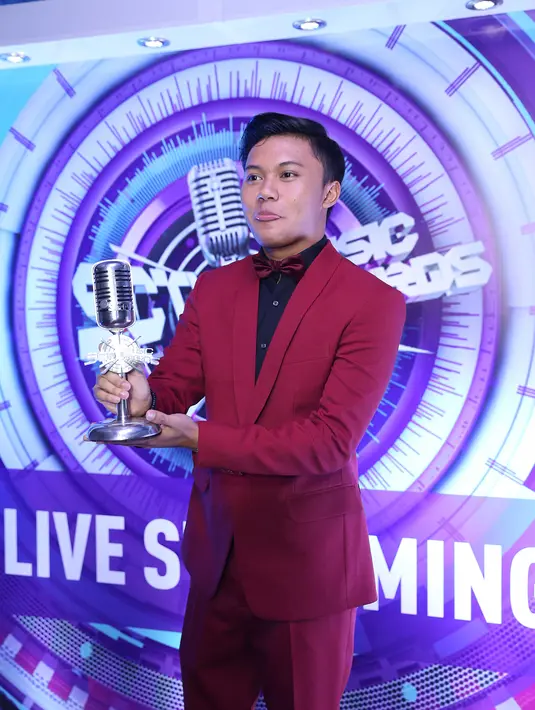 Rizky Febian tiada hentinya bersyukur atas kemenangan yang telah diraihnya. Berkat kedua orang tua yang senantiasa mendukung dirinya. (Nurwahyunan/Bintang.com)