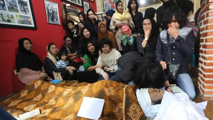 [Bintang] Suasana Rumah Duka Yon Koeswoyo