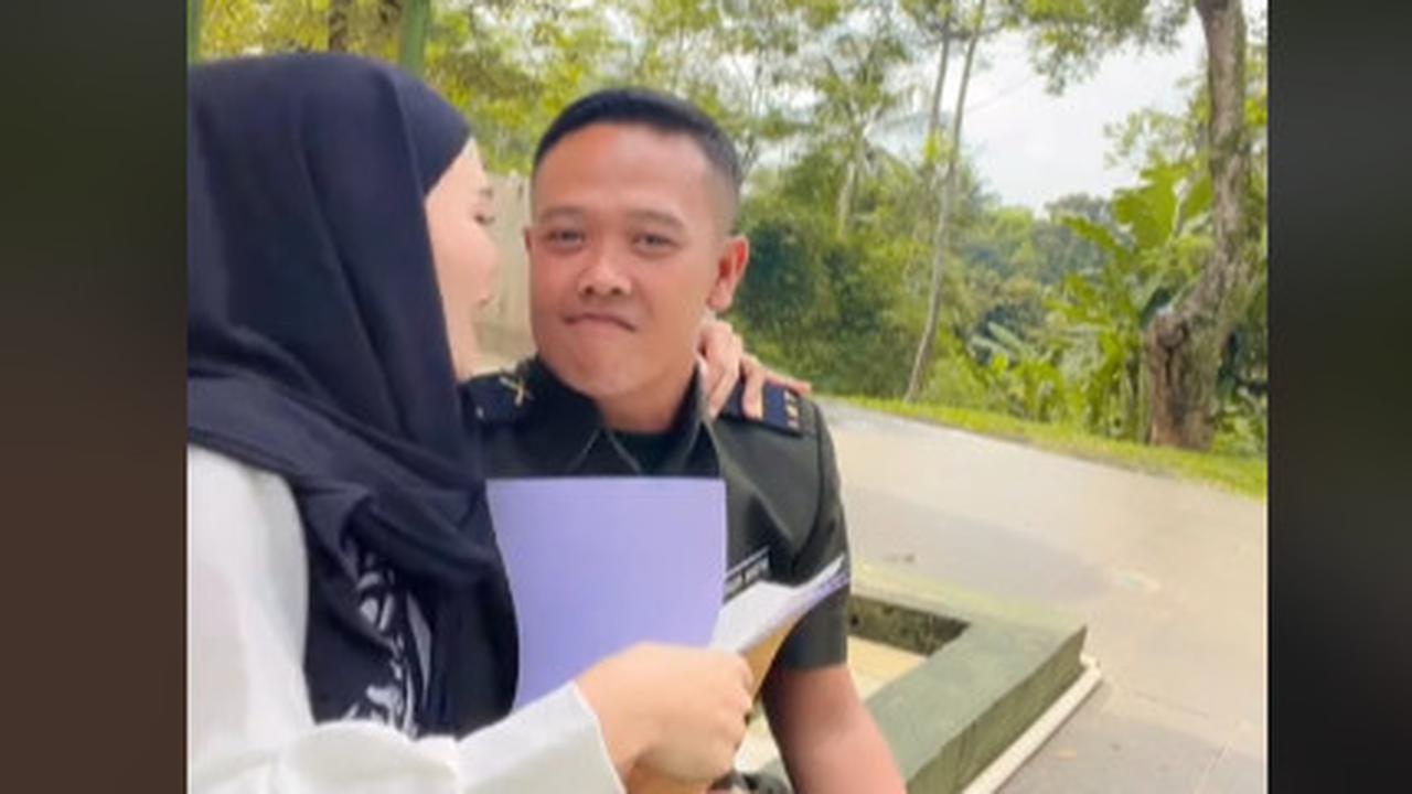 Momen Ibu Persit Buka Surat Penugasan Sang Suami Jadi Perwira Pertama,