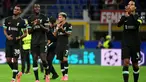 Pemain Liverpool Ryan Gravenberch, Ibrahima Konate dan Virgil van Dijk (kiri ke kanan) melakukan selebrasi usai memenangi matchday 1 League Phase Liga Champions 2024/2025 melawan AC Milan di Stadion San Siro, Milan, 17 September 2024. (PIERO CRUCIATTI/AFP)