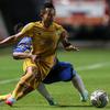 Pertandingan dimulai dengan kedua tim sama-sama mengambil inisiatif melakukan serangan. Pemain Bhayangkara FC, Sani Rizki Fauzi berusaha melewati pemain PSIS Semarang, Frendi Saputra. (Bola.com/Bagaskara Lazuardi)