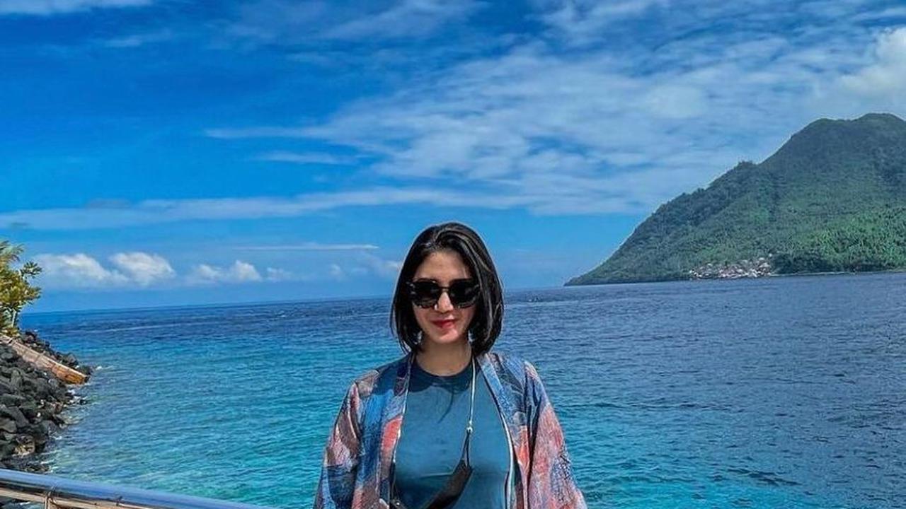 Kenakan Baju Casual, Pesona Serda Adhini Tetep Memukau!