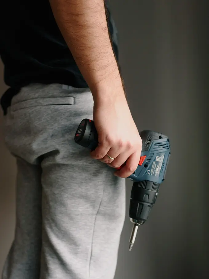 Tukang Service AC Ini Rela Banting Tulang hingga Malam Hari, Alasannya Bikin Haru